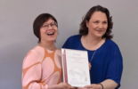 Kuvassa Bureau Veritasin TQR-päällikkö Joanna Westerholm ojentaa ISO 9001:2015 -sertifikaatin Pharmia Luonnontuote Oy:n kehityspäällikkö Nina Ilomäelle. 